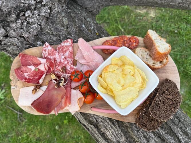 Planche composée de :  jambon blanc italien aux herbes, coppa, jambon serrano, chorizo, rosette, , chips, noix, tomates cerises   Tarif 18€