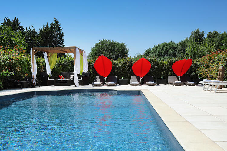 Profitez d'un séjour relaxant à l'hôtel restaurant Déjeunez Sous L'Arbre près de Aix-en-Provence, avec piscine et spa