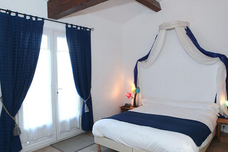 L'hôtel Déjeunez Sous L'Arbre dispose de chambres confortables à Rousset