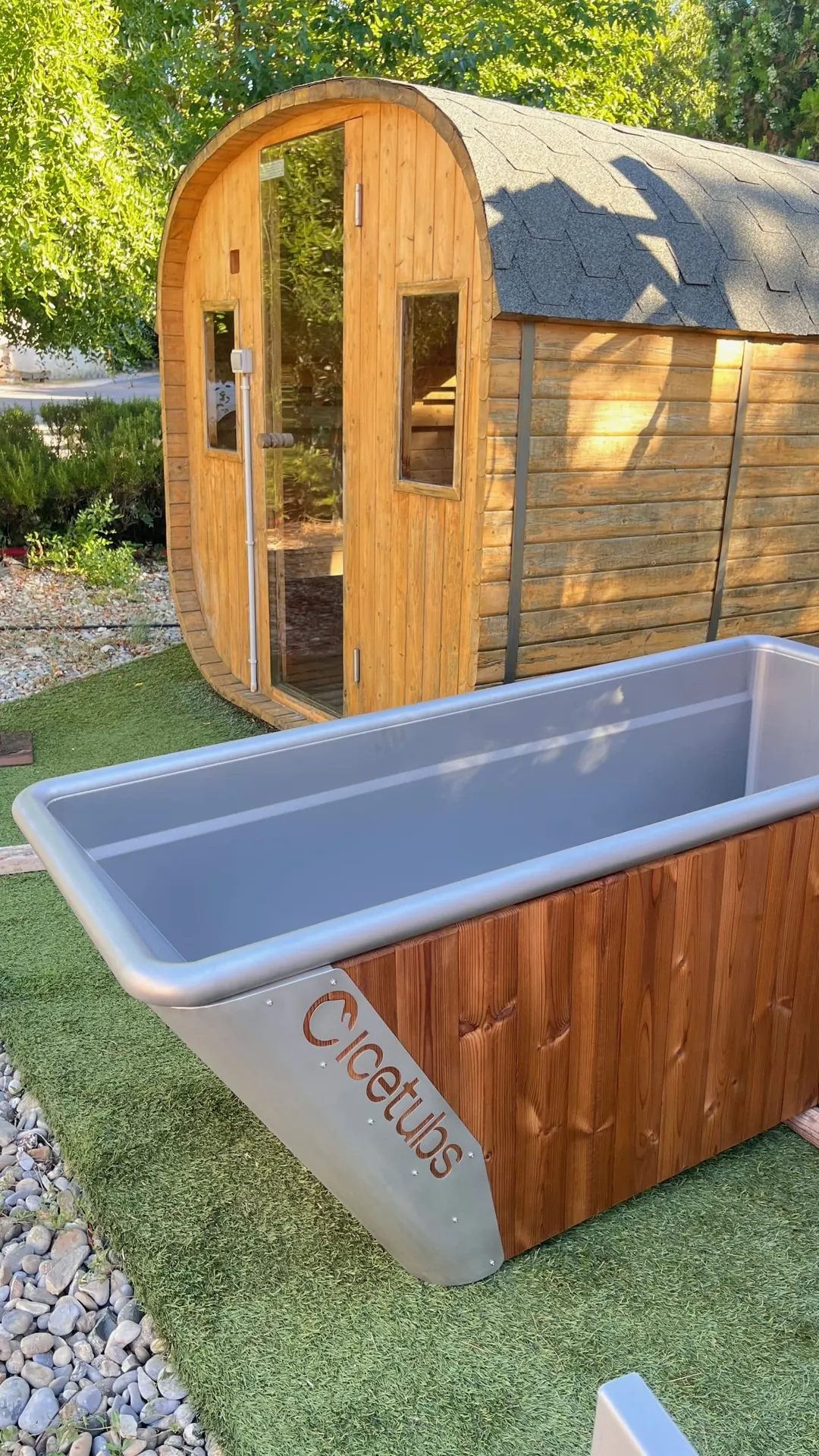 Bain de glace norvégien devant un sauna tonneau en bois