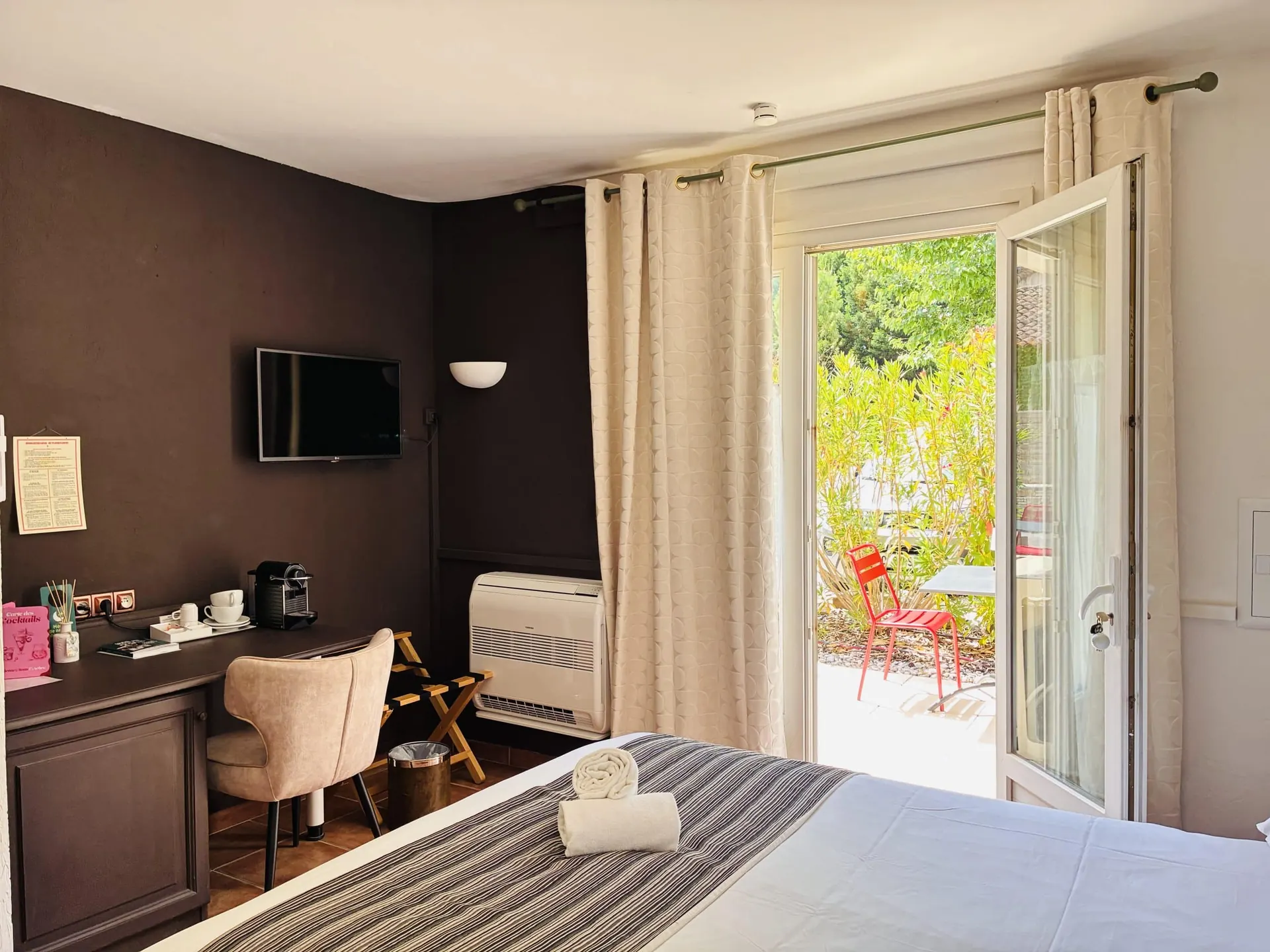 Chambre Confort Double, bureau et porte-fenêtre sur le jardin