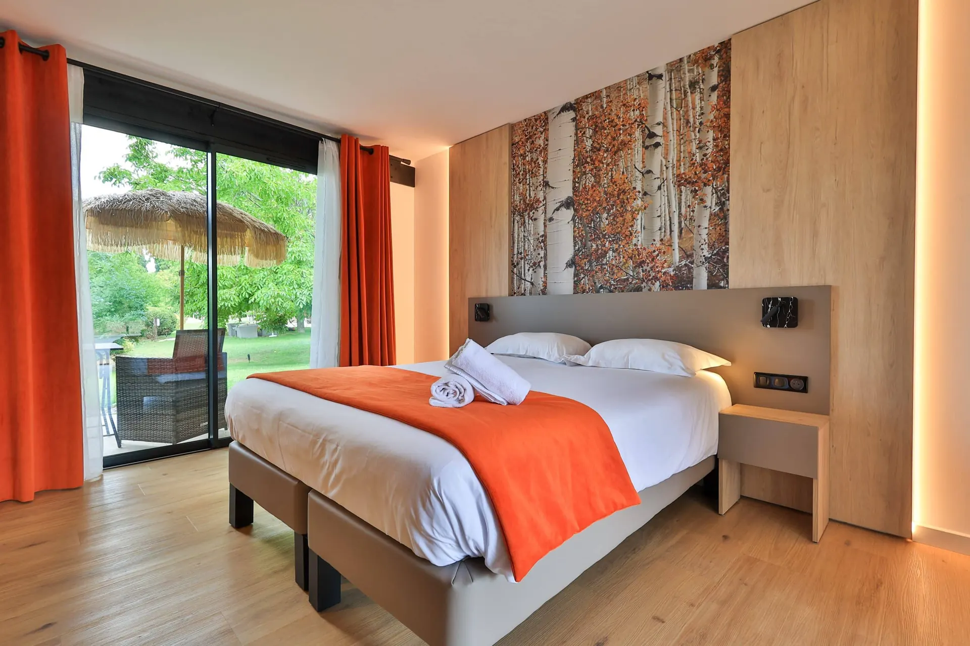 Chambre Premium : jeté orange et décor de bouleaux, rideaux rouges
