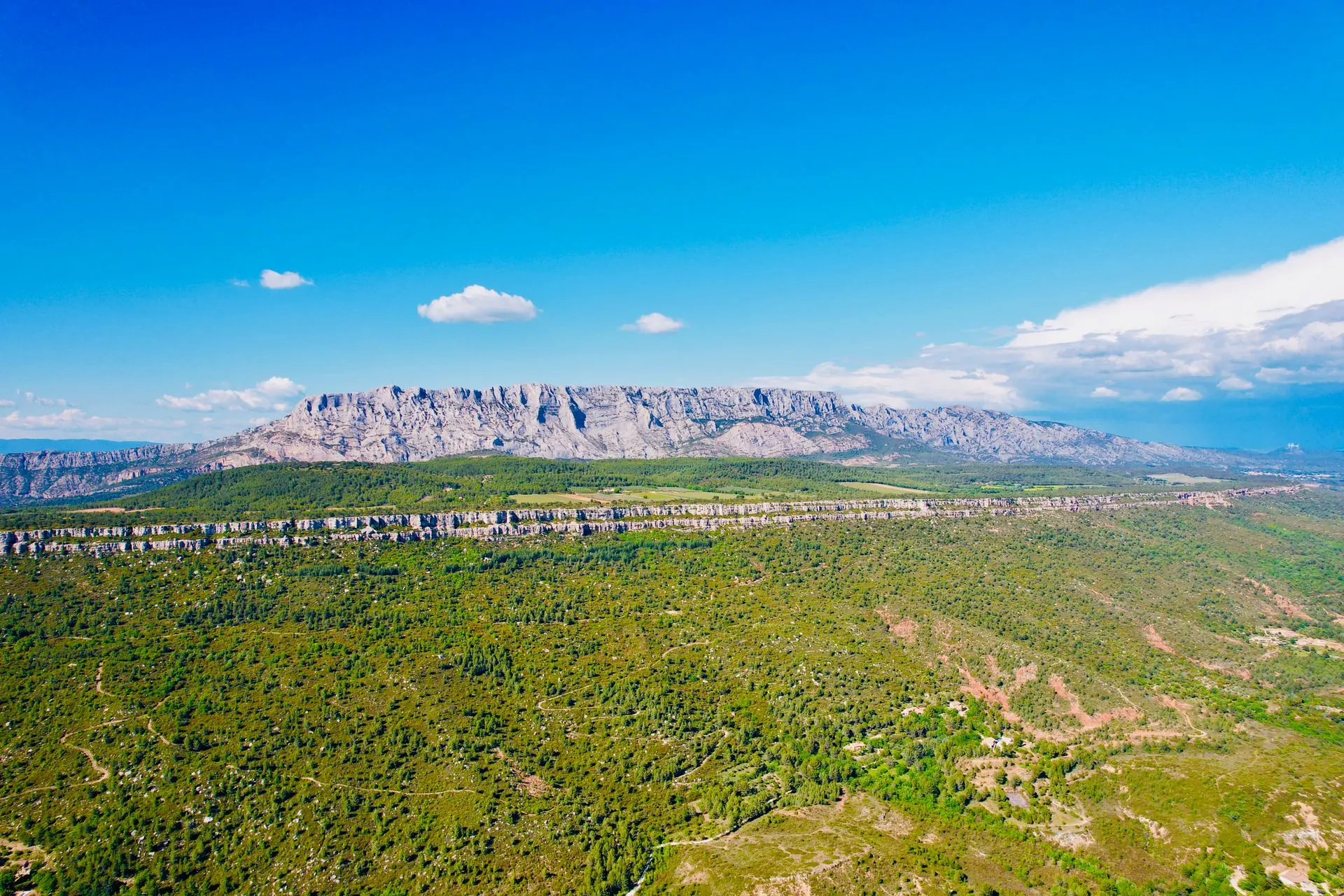La montagne Sainte-Victoire au-dessus de la campagne provençale