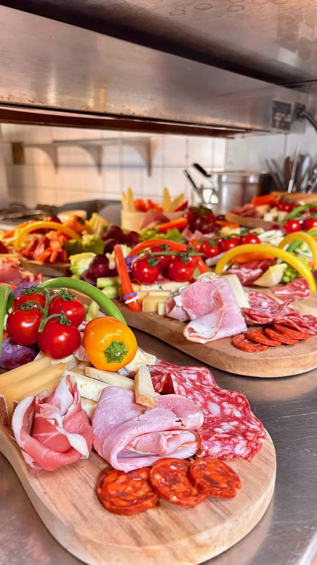 Planches de charcuterie, tomates et poivrons sur le comptoir du bar à vins