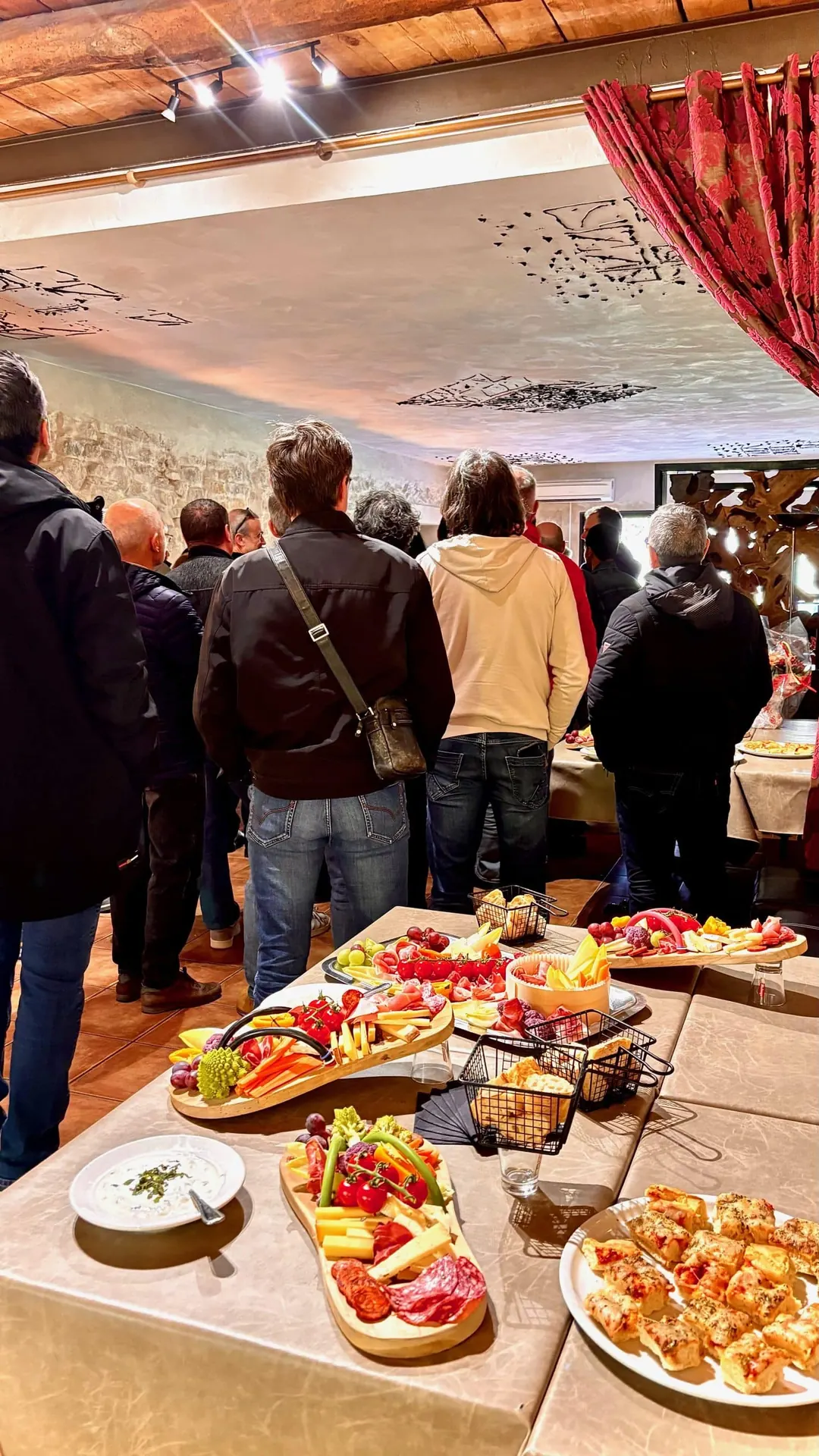 Invités autour d'un buffet de planches lors d'un événement dans la salle