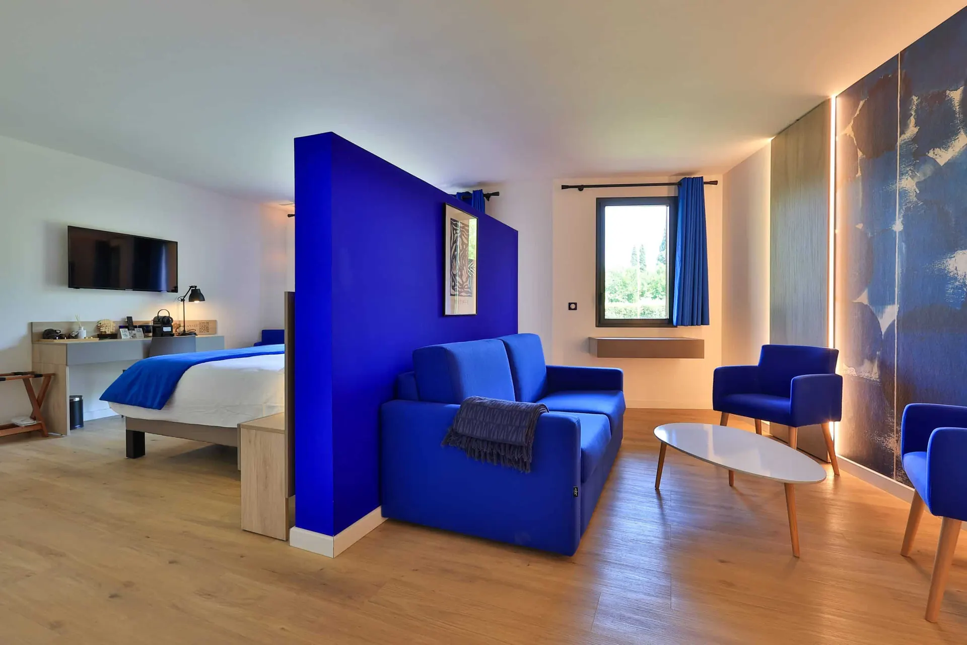 Vue d'ensemble de la Suite « Bleu Klein » : lit, canapé et fauteuils bleus
