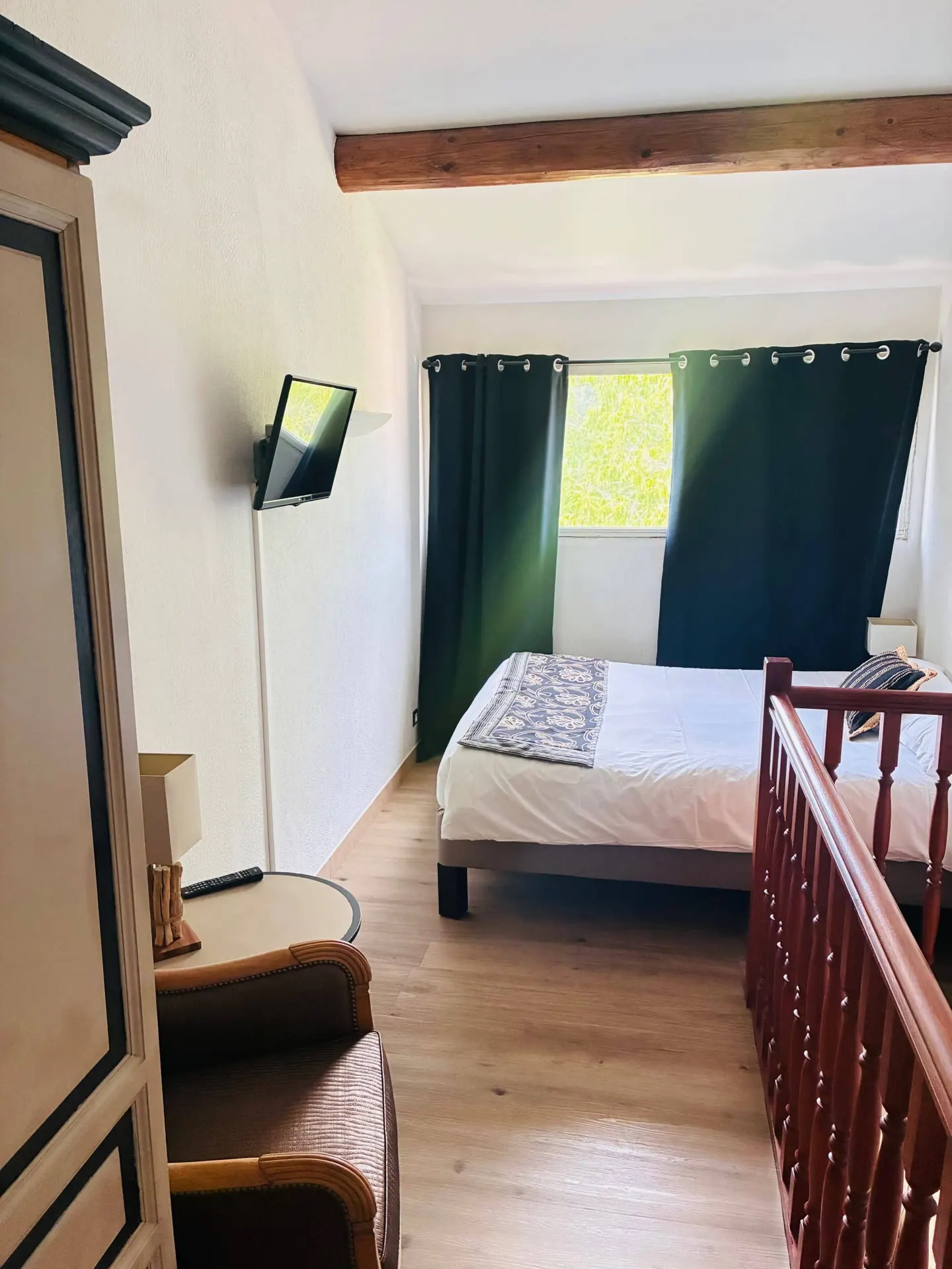 Suite Sainte-Victoire, chambre en mezzanine avec garde-corps en bois